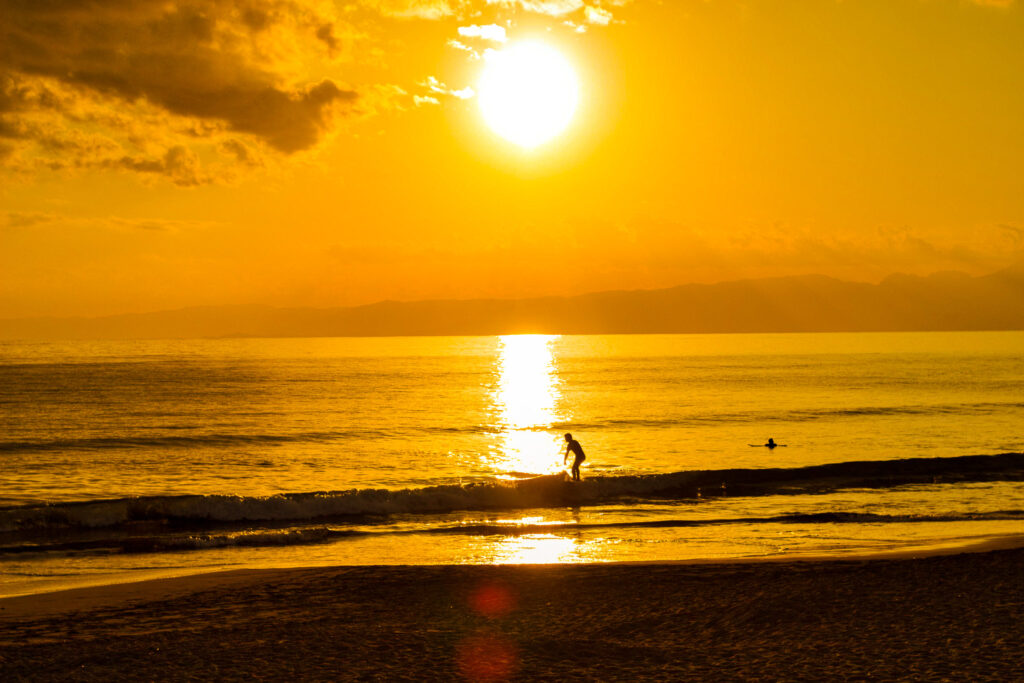 Lightroomでレタッチした湘南のドラマチックな夕日とサーファーのシルエット